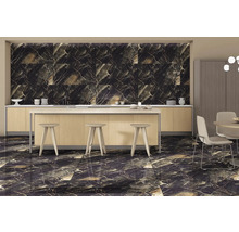 Svetlý, usporiadaný kuchynský priestor s podlahovými a nástennými dlaždicami so vzhľadom mramoru a kuchynským nábytkom