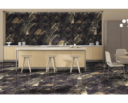 Svetlý, usporiadaný kuchynský priestor s podlahovými a nástennými dlaždicami so vzhľadom mramoru a kuchynským nábytkom