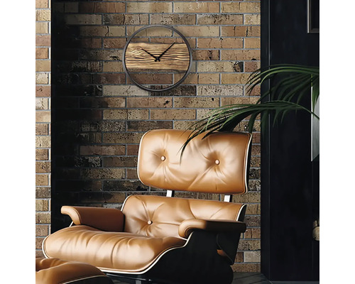 Obývacia izba s nástennými hodinami s drevenými detailmi a čalúneným kreslom pred tehlovou stenou.