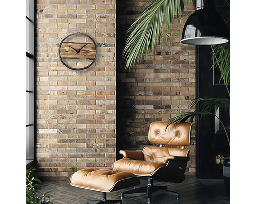 Obývacia izba s tehlovou stenou, kreslom a nástennými hodinami