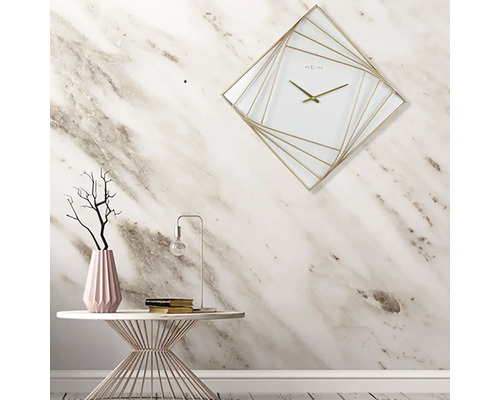 Dekoratívna scéna s hodinami so zlatým rámom nad odkladacím stolíkom s dekoráciou