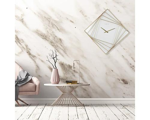 Dekoratívna izba s ružovým kreslom, stolom s vázou, lampou a štvorcovými nástennými hodinami