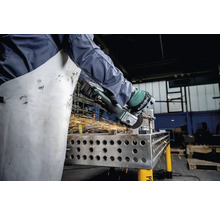 Osoba brúsi kov pomocou uhlovej brúsky Metabo