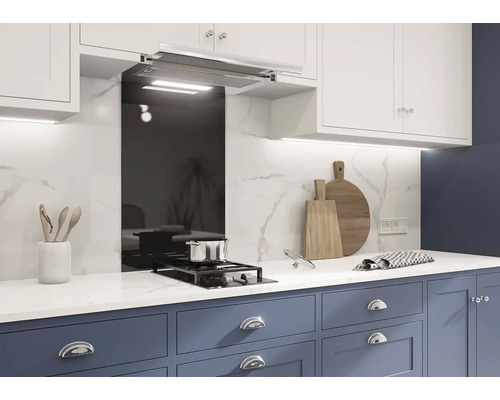 Moderná kuchyňa s digestorom, varnou doskou, drezom a kuchynským náčiním.