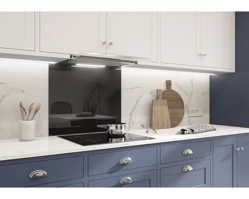 Kuchynská scéna s varnou doskou, odsávačom pár a kuchynskými potrebami.