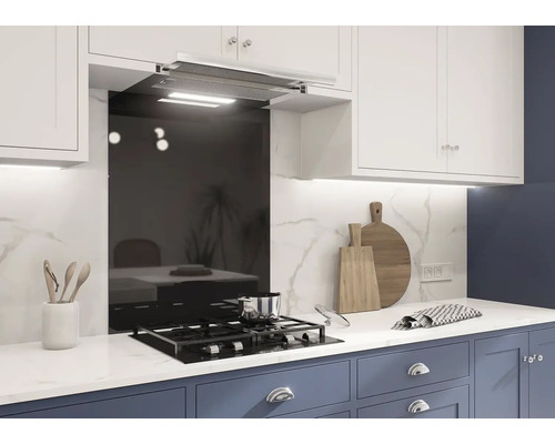 Kuchynská scéna s odsávačom pár, varnou doskou, zástenou a kuchynským náčiním na pracovnej doske.