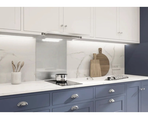 Kuchynská scéna s digestorom, varnou doskou, pracovnou doskou a kuchynským náčiním.