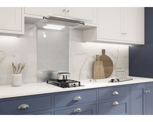 Svetlá kuchyňa s digestorom, varnou doskou, drezom a modro natretými spodnými skrinkami.