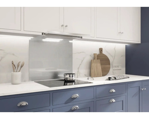 Kuchynská scéna s varnou doskou, digestorom, kuchynskými skrinkami a pracovnou doskou