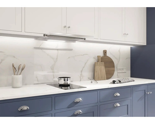 Kuchynská scéna s drezom, pracovnou doskou, sporákom a digestorom