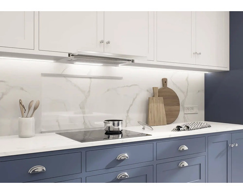 Kuchynská scéna s varnou doskou, digestorom a kuchynským náčiním