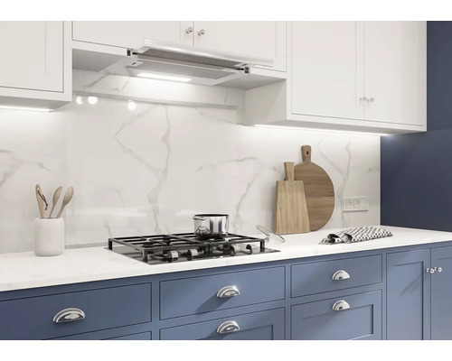 Kuchynská scéna s varnou doskou, digestorom a kuchynskými potrebami