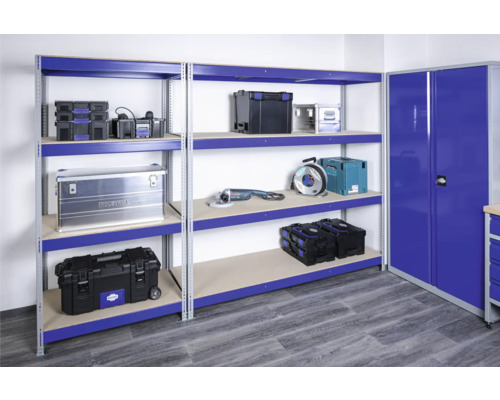 Regálový systém s kufríkmi na náradie a náradím v dielni