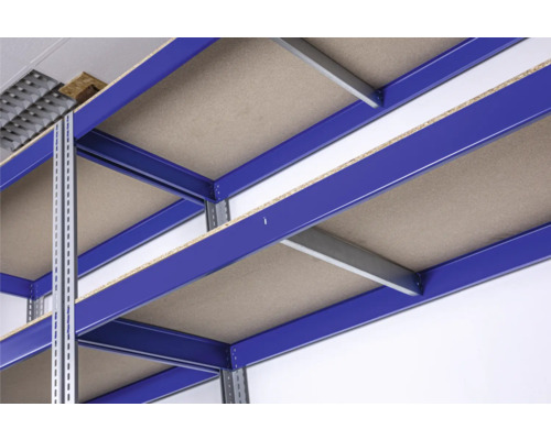 Detailný pohľad na modrý regál pre veľké zaťaženie s policami z dreveného materiálu