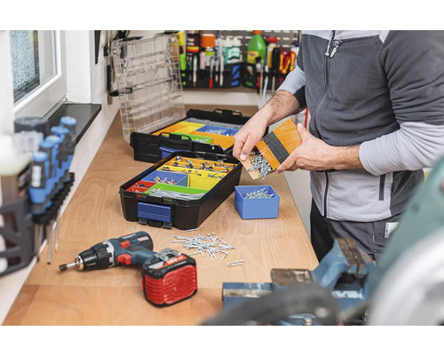 Pracovný stôl s boxmi na sortiment, skrutky a akumulátorový skrutkovač