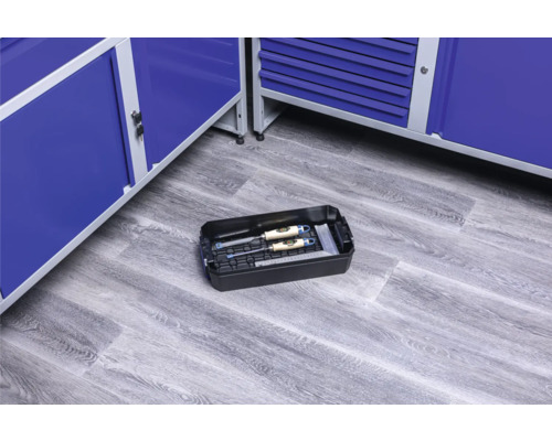 Kufrík s dlátami a uholníkom pred dielenskými skriňami