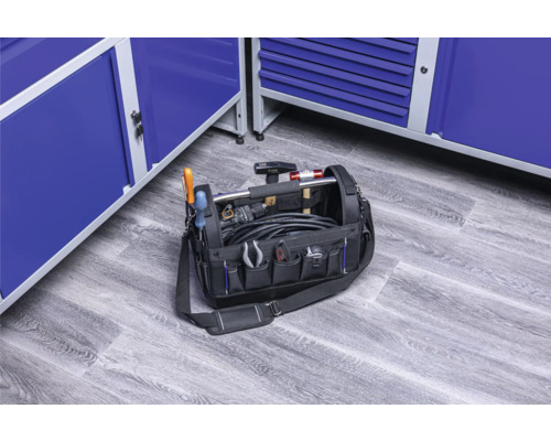 Plná taška na náradie s rôznym náradím a modrými skrinkami na náradie