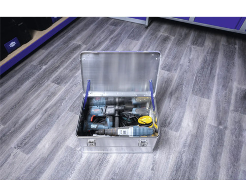 Otvorený hliníkový kufrík na náradie s náradím