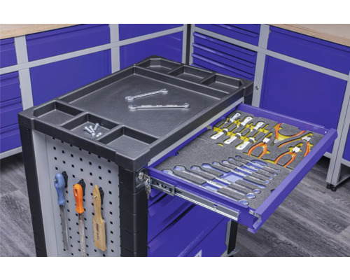 Dielenský vozík s náradím a úložnými priestormi.