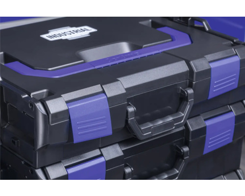 Stoh čiernych kufrov na náradie s rukoväťami