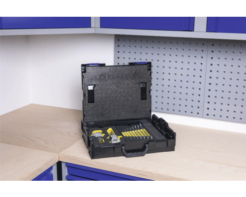 Otvorený kufrík s kľúčmi na pracovnej doske