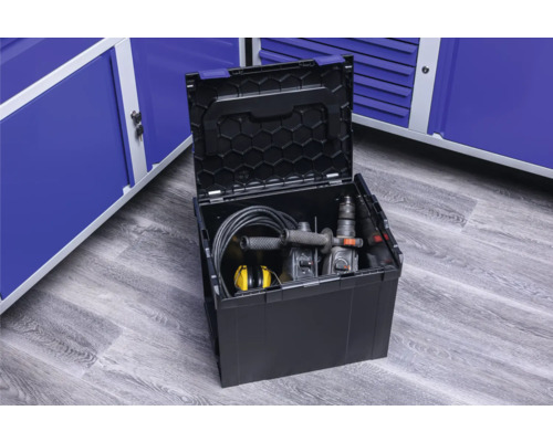 Otvorený box na náradie s náradím a príslušenstvom