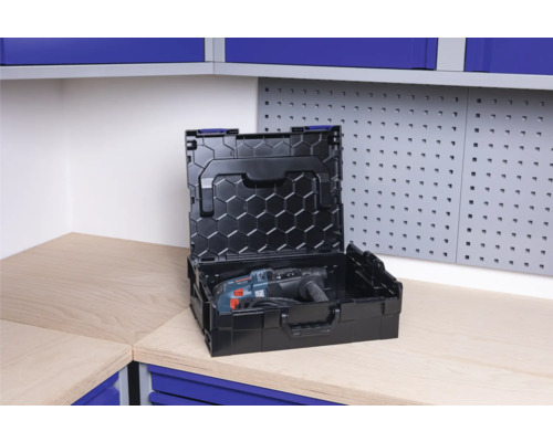 Otvorený čierny box na náradie s vŕtačkou na ponku