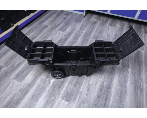 Otvorený čierny box na náradie s kolieskami