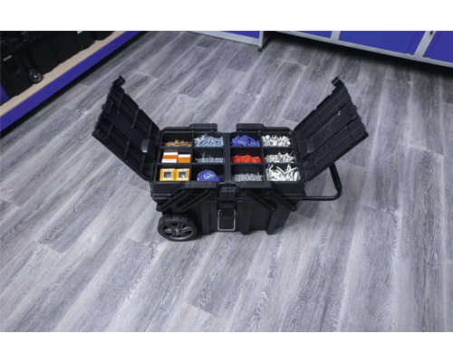 Otvorený kufor na náradie s kolieskami a rôznymi skrutkami