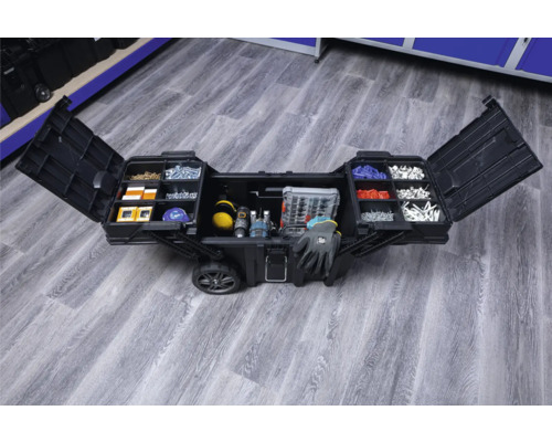 Otvorený box na náradie s kolieskami a rôznym náradím