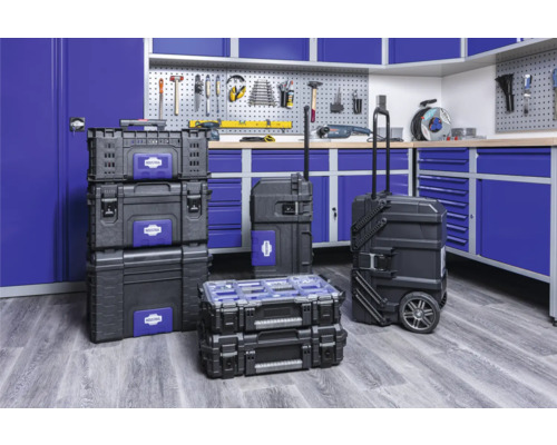 Dielňa s úložnými systémami, ako sú kufríky na náradie a boxy na náradie