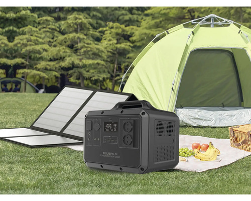 Prenosná napájacia stanica Bluepalm so solárnym modulom pred stanom na lúke