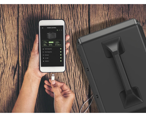 Osoba ovláda napájaciu stanicu pomocou aplikácie pre smartfón.