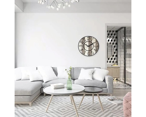 Obývacia izba s pohovkou, konferenčnými stolíkmi, kobercom a nástennými hodinami