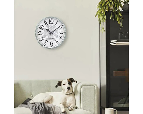 Obývacia izba s nástennými hodinami a psom na gauči