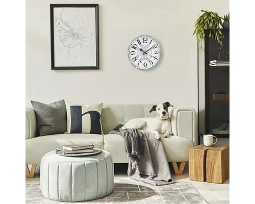 Obývacia izba s pohovkou, konferenčným stolíkom, nástennými hodinami a psom