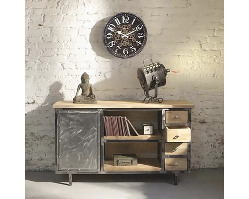 Komoda s hodinami, soškou Budhu a lampou pred tehlovou stenou