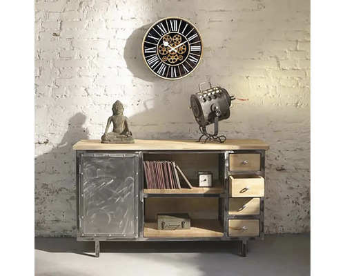 Obývacia izba s nástennými hodinami, komodou a dekoráciami v industriálnom štýle