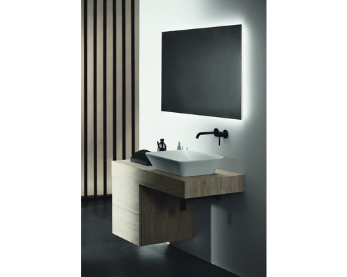 Moderná kúpeľňa s umývadlom, umývadlovou misou a osvetleným zrkadlom