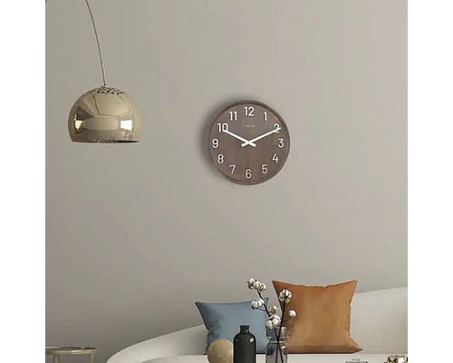 Drevené nástenné hodiny v obývacej izbe