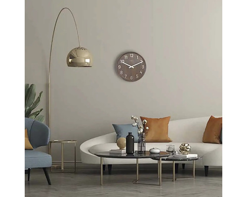 Obývacia izba s pohovkou, stolom, lampou a drevenými nástennými hodinami