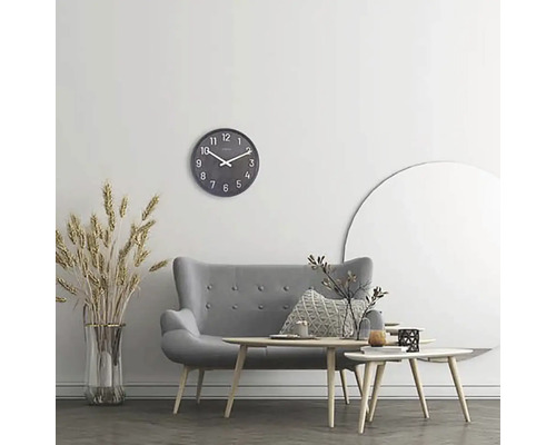 Obývacia izba so sivou pohovkou, konferenčnými stolíkmi, nástennými hodinami a dekoráciou