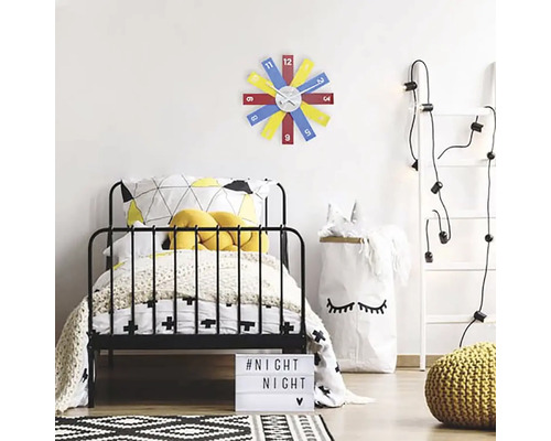 Detská izba s posteľou, rebríkom so svetlami a farebnými nástennými hodinami