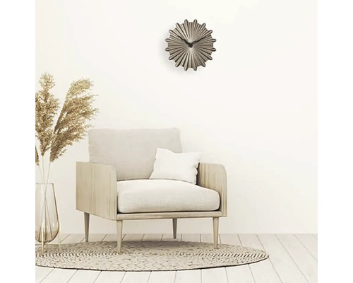 Obývacia izba s kreslom, dekoráciou a nástennými hodinami