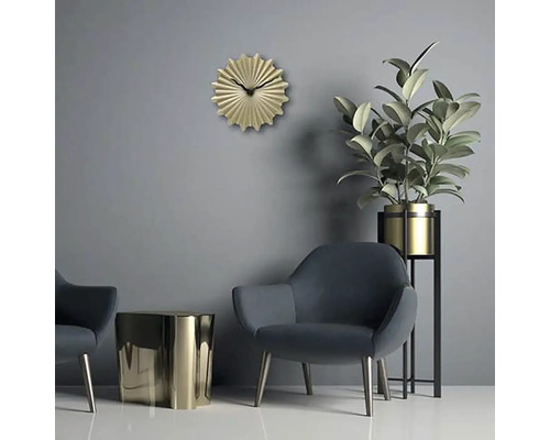 Obývacia izba s kreslami, stolom, rastlinou a nástennými hodinami