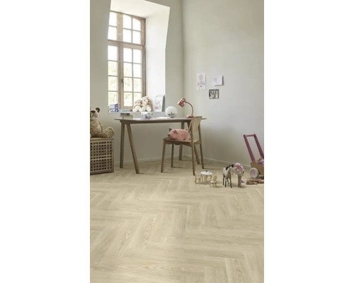 Detská izba so svetlou drevenou podlahou so vzorom rybej kosti, písacím stolom a hračkami