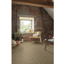 Podkrovná izba s drevenými trámami, tehlovou stenou, oknom a drevenou podlahou s rybím vzorom, zdobená izbovými rastlinami a kreslami