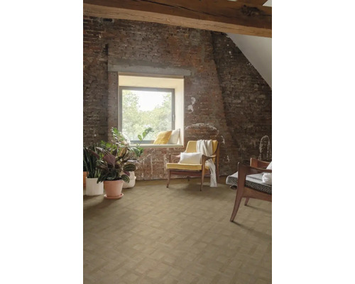 Podkrovná izba s drevenými trámami, tehlovou stenou, oknom a drevenou podlahou s rybím vzorom, zdobená izbovými rastlinami a kreslami