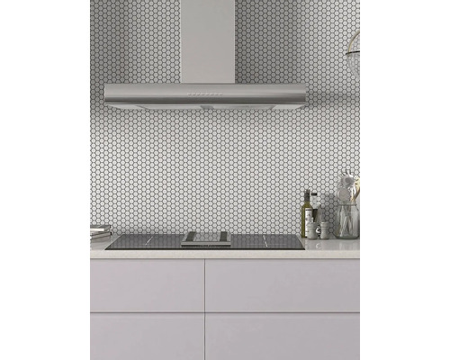 Kuchynská scéna s digestorom a šesťuholníkovými dlaždicami