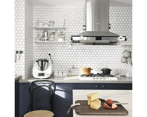 Kuchynská scéna s kuchynským robotom, policami, odsávačom pár a varnou doskou pred šesťuholníkovou obkladačkou